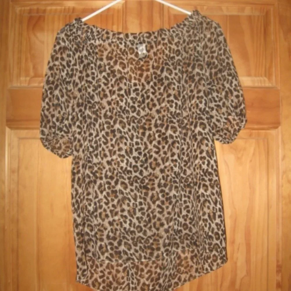 Moda International Leopard Shear Top with Design on Front - Picture 3 of 5